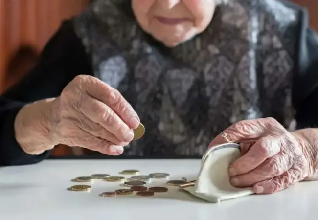 Când se plătesc pensiile în Moldova în 2026 — calendarul CNAS pentru transferurile bancare și plățile prin poștă